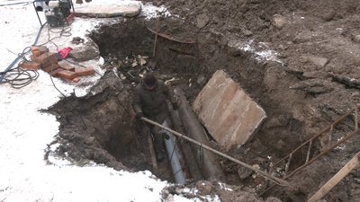 Через порив на трасі без тепла залишилось дев'ять будинків, школа й банк у Рівному Через порив на трасі без тепла залишилось дев'ять будинків, школа й банк у Рівному