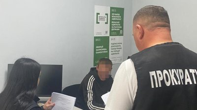 Правоохоронці та підозрюваний