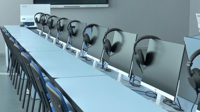 Комп’ютери у лінгафонному кабінеті в школі № 26 у Полтаві Комп’ютери у лінгафонному кабінеті в школі № 26 у Полтаві