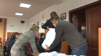 У сміттєвих пакетах та саморобних конвертах: до Черкаської ТВК звозять бюлетені У сміттєвих пакетах та саморобних конвертах: до Черкаської ТВК звозять бюлетені