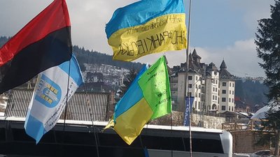 Прикарпатські підприємці блокували дорогу до Буковеля. Вимагали припинити роботу курорту Прикарпатські підприємці блокували дорогу до Буковеля. Вимагали припинити роботу курорту