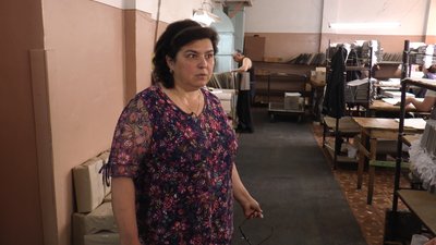 Майстриня картонажної дільниці УТОС Галина Бурсанова