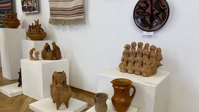 "І доки глина є": у Вінниці представили виставку гончарних виробів