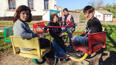 У Новоукраїнці на Кіровоградщині евакуйованих з Донеччини розмістили в школі У Новоукраїнці на Кіровоградщині евакуйованих з Донеччини розмістили в школі