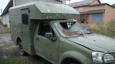 “Це війна, техніка горить, знищується ворогом": як вінницькі волонтери ремонтують для бійців автівки