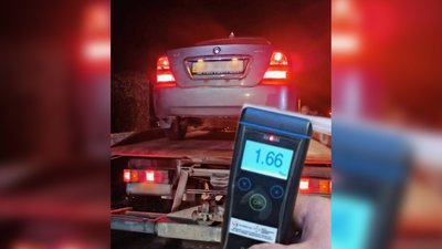 Авто у Чернігові, на якому нетверезий водій тікав від патрульних та алкотестер