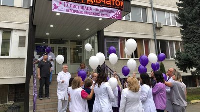 Задля привернення уваги випустили у небо десяток кульок Задля привернення уваги випустили у небо десяток кульок