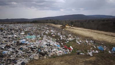 укріплення аварійної дамби Чорнівського полігону біля Чернівців