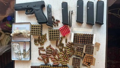 Зброя, яку вилучили під час обшуку