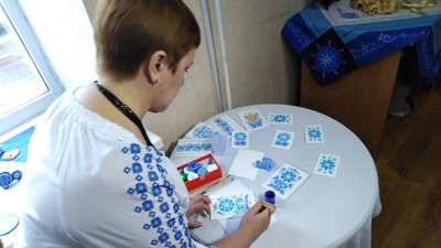 Персональна виставка мисткині таврійського розпису відкрилась у Миколаєві Персональна виставка мисткині таврійського розпису відкрилась у Миколаєві