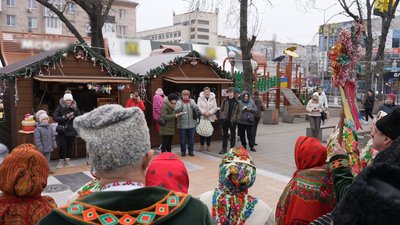 "Ми прийшли привітати вас із вечерею святою". У центрі Кропивницького колядували й щедрували "Ми прийшли привітати вас із вечерею святою". У центрі Кропивницького колядували й щедрували