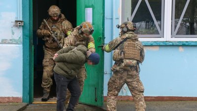 Умовне знешкодження диверсанта під час навчальної операції на Хмельниччині Умовне знешкодження диверсанта під час навчальної операції на Хмельниччині