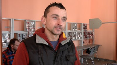 Штукатурять, монтують електропроводку: у Чернігові людей, чиє житло постраждало, вчать будівельній справі Штукатурять, монтують електропроводку: у Чернігові людей, чиє житло постраждало, вчать будівельній справі