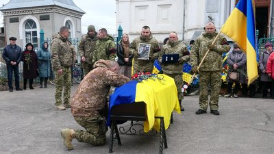 Загинув в перший день вторгнення. У Глухові перепоховали прикордонника Віталія Чалого Загинув в перший день вторгнення. У Глухові перепоховали прикордонника Віталія Чалого
