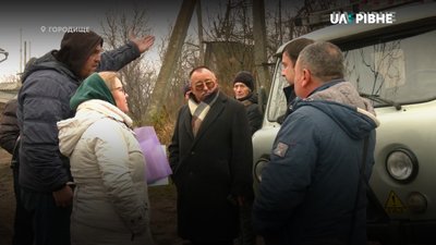 На Рівненщині люди блокували авто енергетиків, які приїхали відключати світло (ВІДЕО)