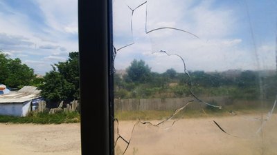 Розбите скло у вікні будинку Валентини і Дмитра Розбите скло у вікні будинку Валентини і Дмитра
