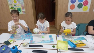Житомирські школярі робили ляльки-мотанки як обереги для українських військових Житомирські школярі робили ляльки-мотанки як обереги для українських військових