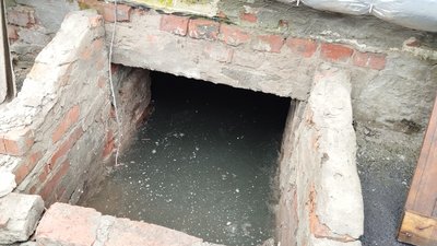 У Карлівці у підвалах нечистоти