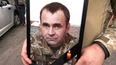 На Волині попрощалися з полеглим добровольцем і багатодітним батьком Романом Печерським На Волині попрощалися з полеглим добровольцем і багатодітним батьком Романом Печерським