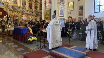 У Полтаві прощаються із прикордонником Олександром Васильєвим, який загинув на війні У Полтаві прощаються із прикордонником Олександром Васильєвим, який загинув на війні