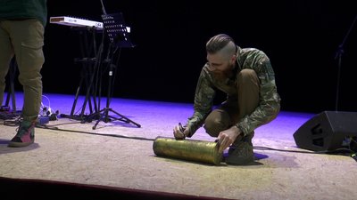 Павло Вишебаба виступає на своєму поетичному вечорі у Дніпрі, 17 березня 2023 року / Суспільне Донбас Павло Вишебаба виступає на своєму поетичному вечорі у Дніпрі, 17 березня 2023 року / Суспільне Донбас