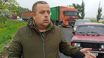 На Миколаївщині кілька сотень вантажівок опинилися в заторі через погану дорогу На Миколаївщині кілька сотень вантажівок опинилися в заторі через погану дорогу