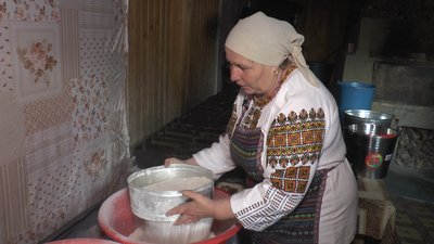 "Наше життя — хліб та молитва". Параска Романюк 26 років випікає традиційний гуцульський хліб "Наше життя — хліб та молитва". Параска Романюк 26 років випікає традиційний гуцульський хліб