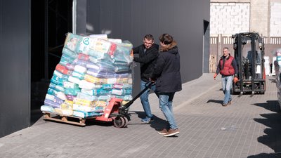 Отримують із закордону і роздають. Червоний Хрест доставляє гумдопомогу переселенцям на Буковині Отримують із закордону і роздають. Червоний Хрест доставляє гумдопомогу переселенцям на Буковині