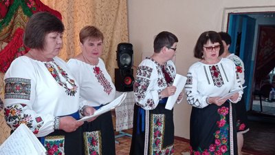 Вокальний колектив села на Дніпропетровщині проводить благодійні концерти та гастролює громадою Вокальний колектив села на Дніпропетровщині проводить благодійні концерти та гастролює громадою