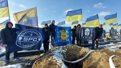 "Він був воїном": у Харкові попрощалися з лідером фанатського руху Олександром Клушиним "Він був воїном": у Харкові попрощалися з лідером фанатського руху Олександром Клушиним
