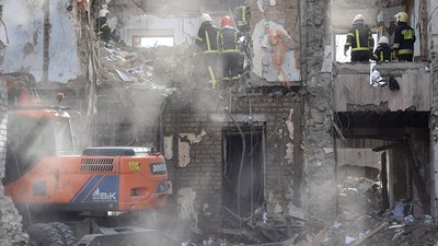 Обстріл Миколаївської обласної ради. Рятувальники продовжують ліквідувати завали Обстріл Миколаївської обласної ради. Рятувальники продовжують ліквідувати завали