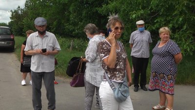 Люди готові були перекривати трасу, аби міська влада звернула увагу на ремонт доріг у їхньому мікрорайоні. Фото: Суспільне. Поділля. Люди готові були перекривати трасу, аби міська влада звернула увагу на ремонт доріг у їхньому мікрорайоні. Фото: Суспільне. Поділля.