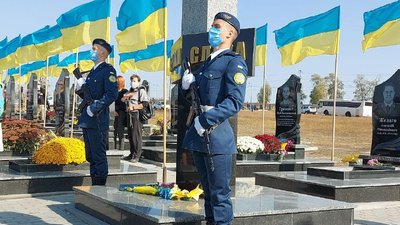 На Алеї Слави у Харкові відкрили пам'ятники 16 загиблим на Донбасі На Алеї Слави у Харкові відкрили пам'ятники 16 загиблим на Донбасі