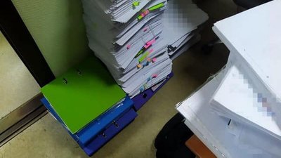 Вилучена документація під час обшуків (фото обласної Служби безпеки України) Вилучена документація під час обшуків (фото обласної Служби безпеки України)