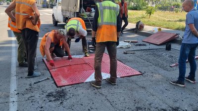 У Вінниці на дорозі вперше встановили "берлінські подушки" У Вінниці на дорозі вперше встановили "берлінські подушки"