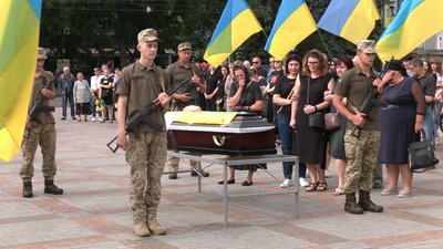 У Рівному попрощалися із загиблим бійцем ЗСУ Михайлом Мазуром У Рівному попрощалися із загиблим бійцем ЗСУ Михайлом Мазуром