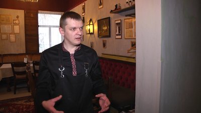 Шеф-кухар місцевого ресторану Михайло Яровий розповів про найпопулярнішу страву закладу, 15 грудня 2023. Фото: Суспільне Хмельницький. Шеф-кухар місцевого ресторану Михайло Яровий розповів про найпопулярнішу страву закладу, 15 грудня 2023. Фото: Суспільне Хмельницький.