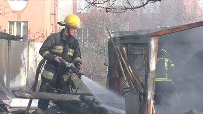 Пролунав вибух, а потім зайнялося: рятувальники ліквідували пожежу у приватному секторі Луцька