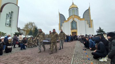 "Його знає майже весь Чортків і пів Івано-Франківська": на Тернопільщині зустріли тіло бійця Андрія Павлюка "Його знає майже весь Чортків і пів Івано-Франківська": на Тернопільщині зустріли тіло бійця Андрія Павлюка