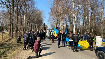 Мешканці прощаються із Дмитром Васютою Мешканці прощаються із Дмитром Васютою