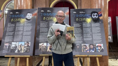 В Ужгороді відкрили виставку «З Україною в серці» пам'яті полеглих воїнів різних національностей В Ужгороді відкрили виставку «З Україною в серці» пам'яті полеглих воїнів різних національностей