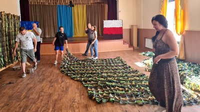 В селі Зарічани Станишівської громади в рамках проєкту "Армія відновлення" плетуть захисні сітки В селі Зарічани Станишівської громади в рамках проєкту "Армія відновлення" плетуть захисні сітки