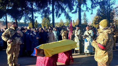 "Думаємо, що там катування були". У Сумах попрощалися з захисником Андрієм Полешком, який загинув у полоні