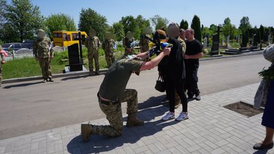 У Гайвороні на Кіровоградщині попрощалися з захисником України Владиславом Блохіним У Гайвороні на Кіровоградщині попрощалися з захисником України Владиславом Блохіним