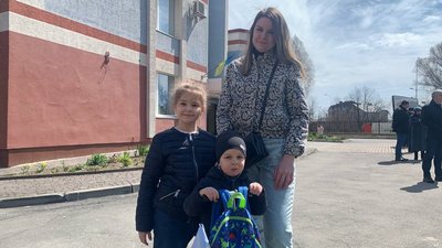 Жителька Кривого Рогу Олександра Удовиченко з сином та племінницею Жителька Кривого Рогу Олександра Удовиченко з сином та племінницею