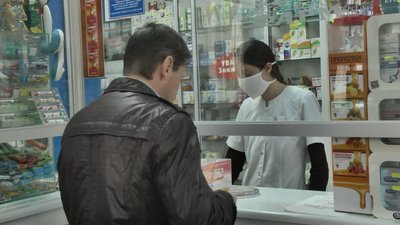 Лучанка шиє маски в домашніх умовах аби вберегтися від COVID-19 Лучанка шиє маски в домашніх умовах аби вберегтися від COVID-19