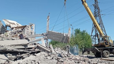 У Бахмуті рятувальники продовжили розбирати завали будівлі залізниці, під завалами можуть бути ще двоє людей
