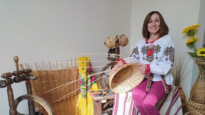 Майстриня з Тернопільщини сплела кошики висотою два метри Майстриня з Тернопільщини сплела кошики висотою два метри