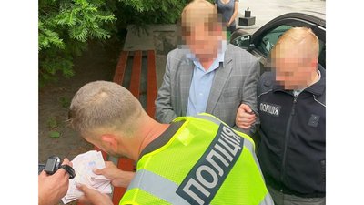 На Житомирщині директора лікарні затримали на хабарі за поставлене медобладнання На Житомирщині директора лікарні затримали на хабарі за поставлене медобладнання