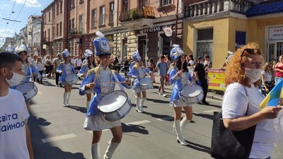 У Тернополі випускники вийшли на урочисту ходу У Тернополі випускники вийшли на урочисту ходу